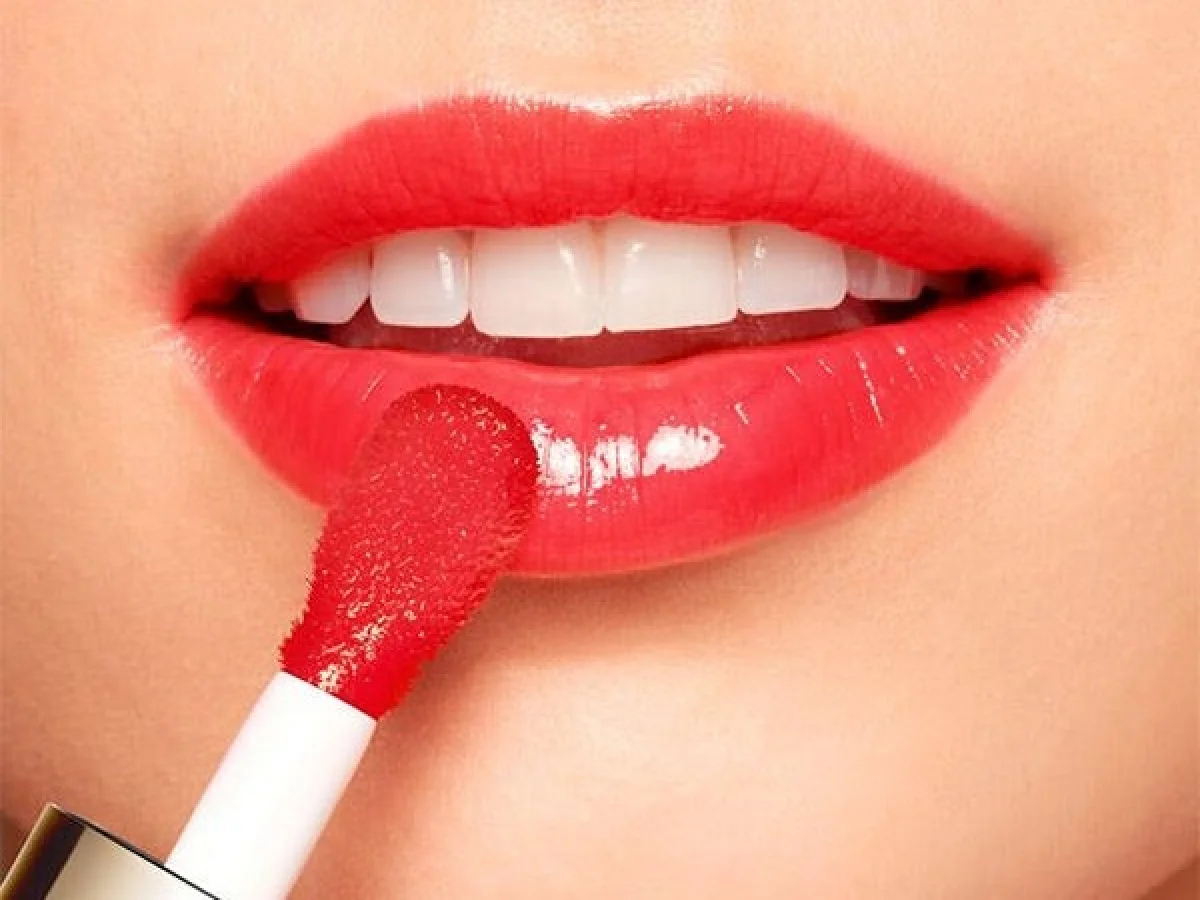 Clarins Lip Comfort Oil Embrace Love: el aceite de labios icónico se viste de rosa y enamora